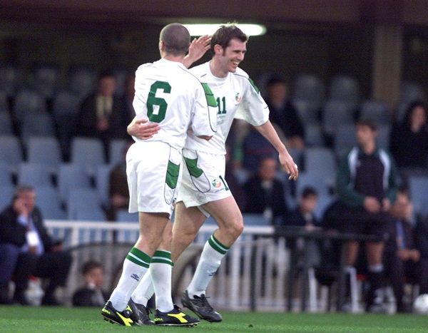 Roy Keane congratulates Kevin Kilbane 28/3/2001 DIGITAL