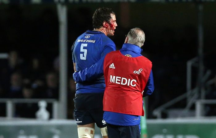 Mike McCarthy leaves the field with a blood injury 17/1/2014