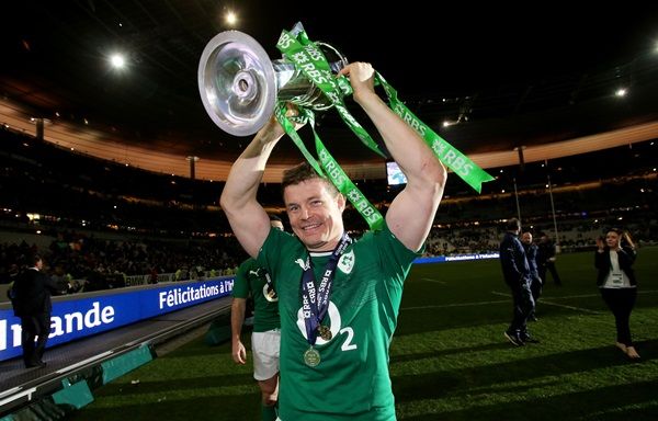Brian O'Driscoll celebrates with the RBS 6 Nations trophy 15/3/2014