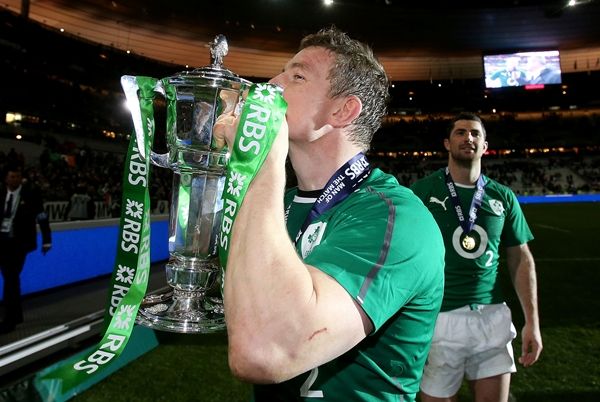 Brian O'Driscoll celebrates by kissing the RBS 6 Nations trophy 15/3/2014