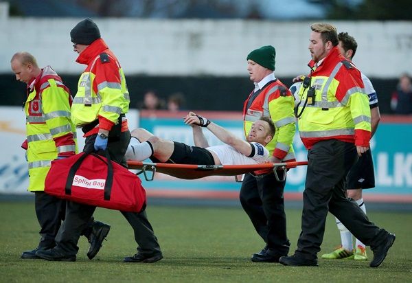 Stephen O'Donnell has to be stretchered off the pitch after injuring his knee 18/4/2014