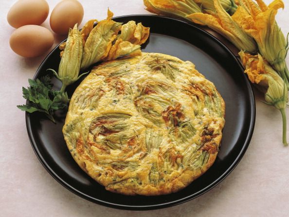 Omelette with zucchini flowers