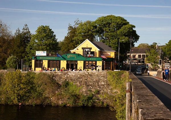 Midlands of Ireland: Tipperary: Balina. A view of the Killaloe-Balina bridge and of Molly's Bar in the pretty village of Balina, on the Shannon, south of Lough Derg. 