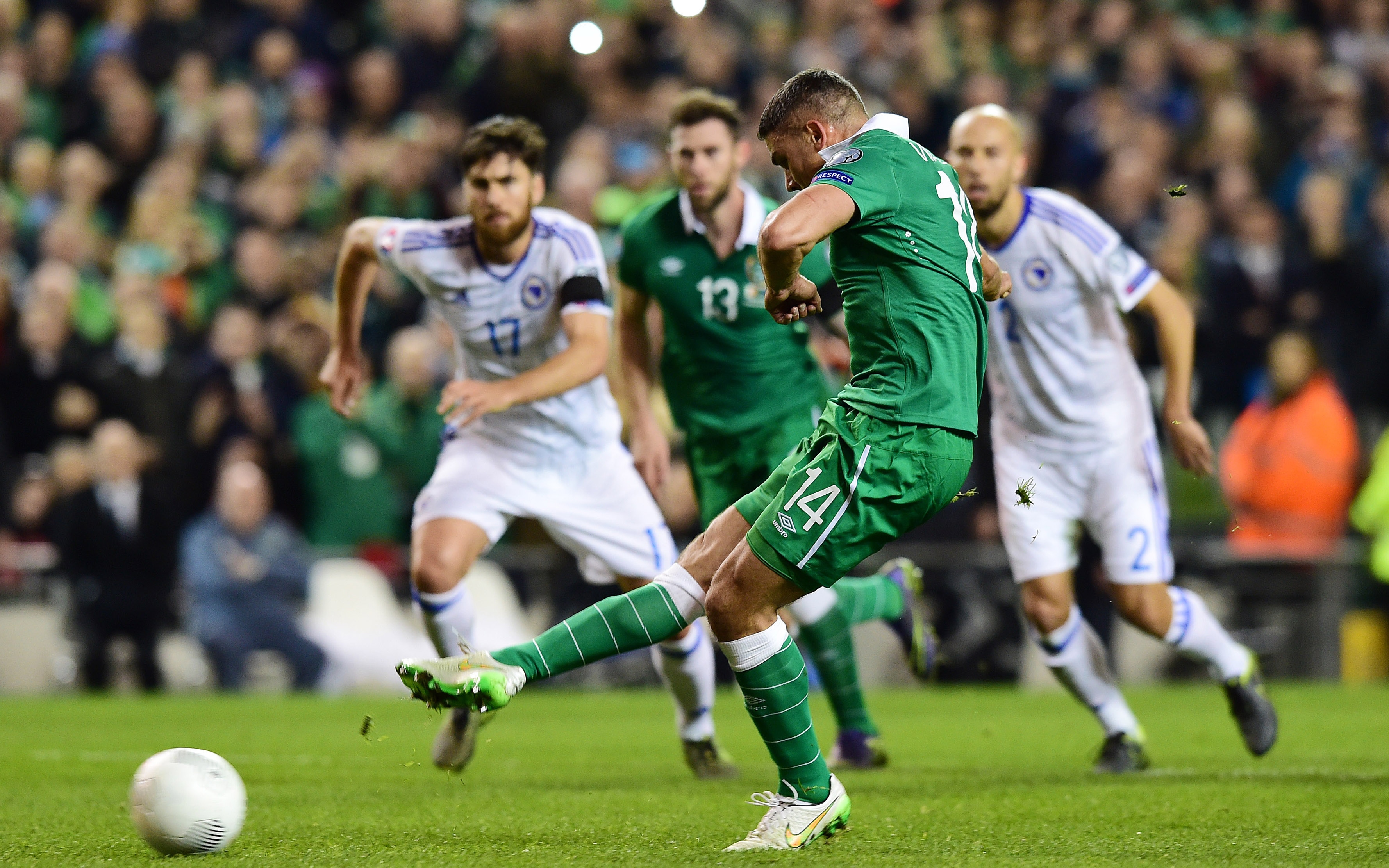 DUBLIN, IRELAND - NOVEMBER 16: Jon Walters of Republic of Ireland scores from the penalty spot during the Euro 2016 play-off second leg match between the Republic of Ireland and Bosnia-Herzegovina at Aviva Stadium on November 16, 2015 in Dublin, Ireland. (Photo by Charles McQuillan/Getty Images)