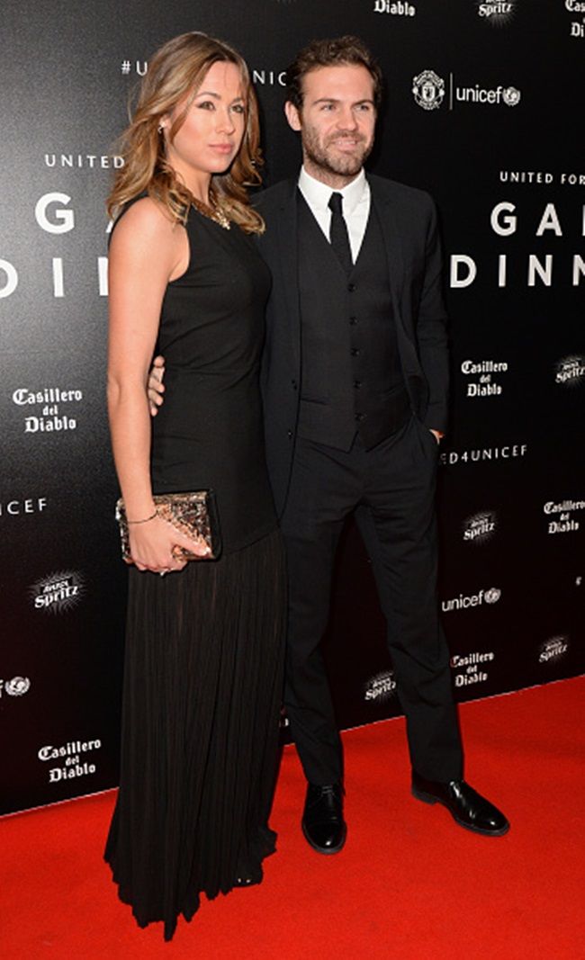 Manchester United's Spanish midfielder Juan Mata (R) and his girlfriend Evelina Kamph pose for pictures on the red carpet as they arrive to attend the "United for UNICEF Gala Dinner" at Old Trafford in Manchester, north-west England, on November 29, 2015. AFP PHOTO / OLI SCARFF / AFP / OLI SCARFF (Photo credit should read OLI SCARFF/AFP/Getty Images)
