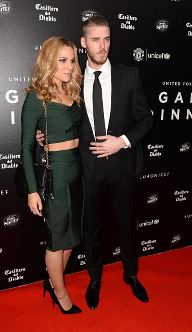 Manchester United's Spanish goalkeeper David de Gea (R) and his girlfriend Edurne Garcia pose for pictures on the red carpet as they arrive to attend the "United for UNICEF Gala Dinner" at Old Trafford in Manchester, north-west England, on November 29, 2015. AFP PHOTO / OLI SCARFF / AFP / OLI SCARFF (Photo credit should read OLI SCARFF/AFP/Getty Images)