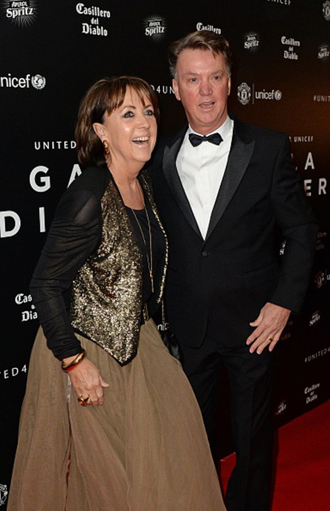 Manchester United's Dutch manager Louis van Gaal and his wife Truus pose for pictures on the red carpet as they arrive to attend the "United for UNICEF Gala Dinner" at Old Trafford in Manchester, north-west England, on November 29, 2015. AFP PHOTO / OLI SCARFF / AFP / OLI SCARFF (Photo credit should read OLI SCARFF/AFP/Getty Images)