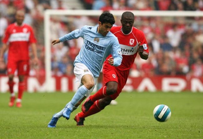 MIDDLESBROUGH, UNITED KINGDOM - MAY 11: Nery Castillo of Manchester City is tackled by George Boateng of Middlesbrough during the Barclays Premier League Match between Middlesbrough and Manchester City at Riverside Stadium on May 11, 2008 in Middlesbrough, England. (Photo by Warren Little/Getty Images)