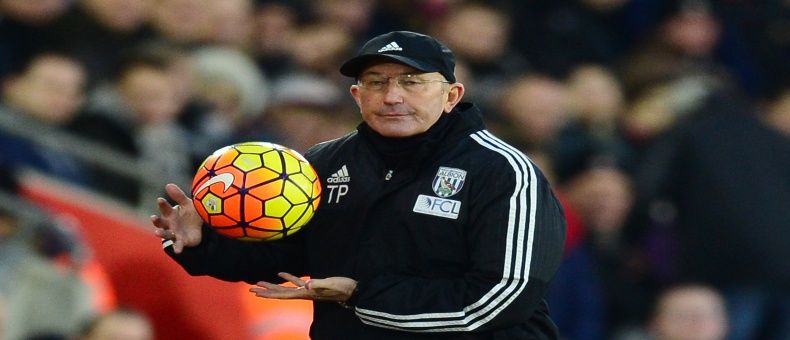 SOUTHAMPTON, ENGLAND - JANUARY 16: Tony Pulis manager of West Bromwich Albion catches the ball during the Barclays Premier League match between Southampton and West Bromwich Albion at St. Mary's Stadium on January 16, 2016 in Southampton, England. (Photo by Dan Mullan/Getty Images)