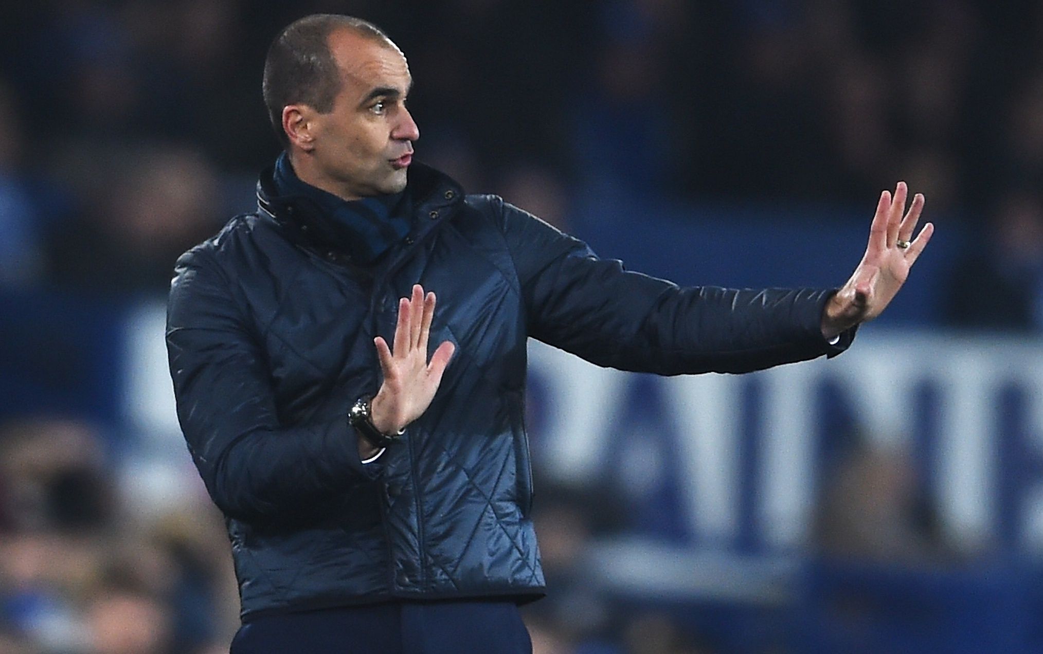 LIVERPOOL, ENGLAND - JANUARY 06: Roberto Martinez, manager of Everton gives instructions during the Capital One Cup Semi Final First Leg match between Everton and Manchester City at Goodison Park on January 6, 2016 in Liverpool, England. (Photo by Laurence Griffiths/Getty Images)