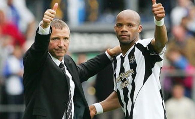 BLACKBURN, ENGLAND - SEPTEMBER 18 : Graeme Souness and Jean Alain Boumsong of Newcastle applaud the crowd during the Barclays Premiership match between Blackburn Rovers and Newcastle United on September 18, 2005 at Ewood Park in Blackburn, England. (Photo by Laurence Griffiths/Getty Images)