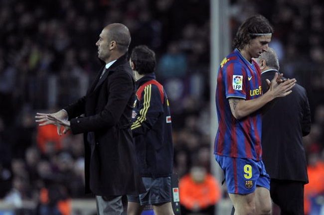 Barcelona´s coach Pep Guardiola (L) and Swedish forward Zlatan Ibrahimovic (R) react during their Spanish League football match against Getafe on February 6, 2010 at Camp Nou stadium in Barcelona. AFP PHOTO/LLUIS GENE (Photo credit should read LLUIS GENE/AFP/Getty Images)