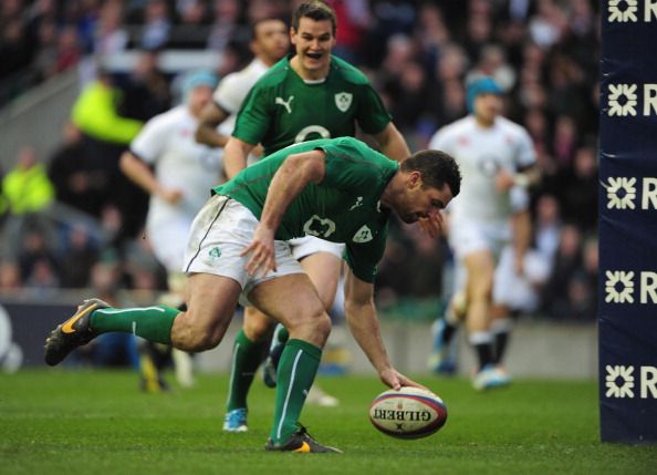 LONDON, ENGLAND - FEBRUARY 22: Ireland full-back Rob Kearney scores a try during the RBS Six Nations match between England and Ireland at Twickenham Stadium on February 22, 2014 in London, England. (Photo by Shaun Botterill/Getty Images)