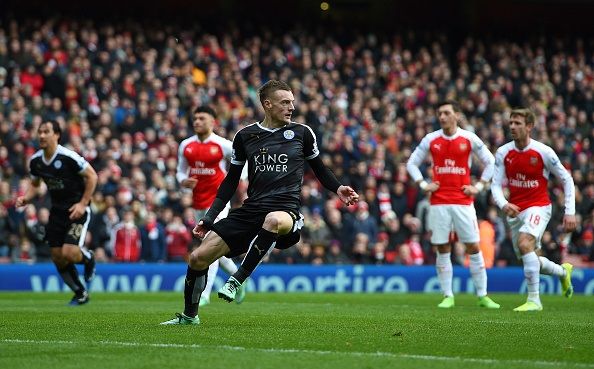 LONDON, ENGLAND - FEBRUARY 14: Jamie Vardy of Leicester City celebrates after scoring the opening goal from the penalty spot during the Barclays Premier League match between Arsenal and Leicester City at Emirates Stadium on February 14, 2016 in London, England. (Photo by Ross Kinnaird/Getty Images)