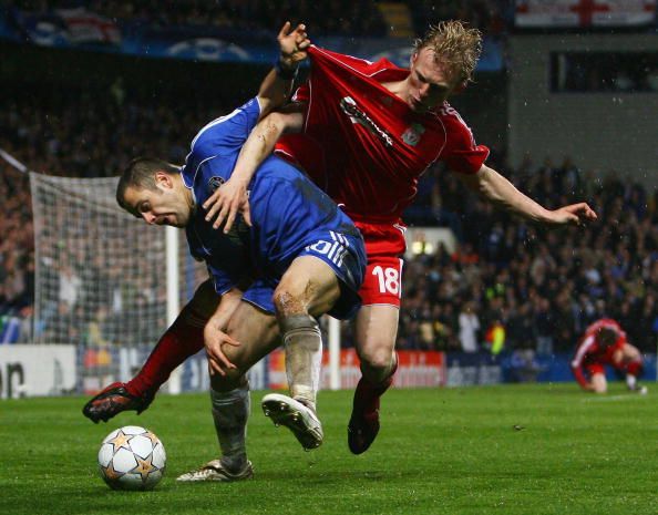 LONDON - APRIL 30: Dirk Kuyt of Liverpool battles with Joe Cole of Chelsea during the UEFA Champions League Semi Final 2nd leg match between Chelsea and Liverpool at Stamford Bridge on April 30, 2008 in London, England. (Photo by Mike Hewitt/Getty Images)
