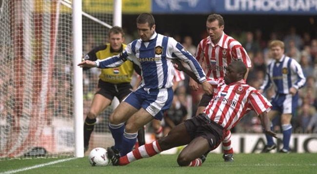 26 Oct 1996: Eric Cantona of Manchester United (left) scrambles for the ball with Ulrich Van Gobbel of Southampton during the FA Carling Premier league match between Southampton and Manchester United at the Dell in Southampton. Sothampton won the match6-3. Mandatory Credit: Mike Hewitt/Allsport