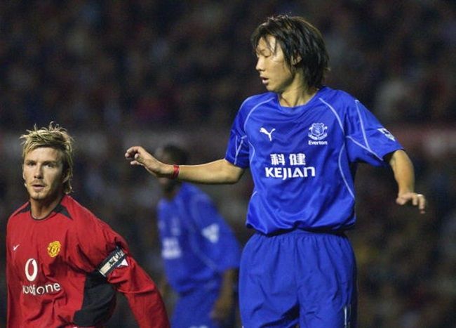 MANCHESTER - OCTOBER 7: Li Tie of Everton (R) keeps an eye on David Beckham of Manchester United during the FA Barclaycard Premiership Game between Manchester United and Everton at Old Trafford, Manchester, England on October 7, 2002. (Photo by Stu Forster/Getty Images)