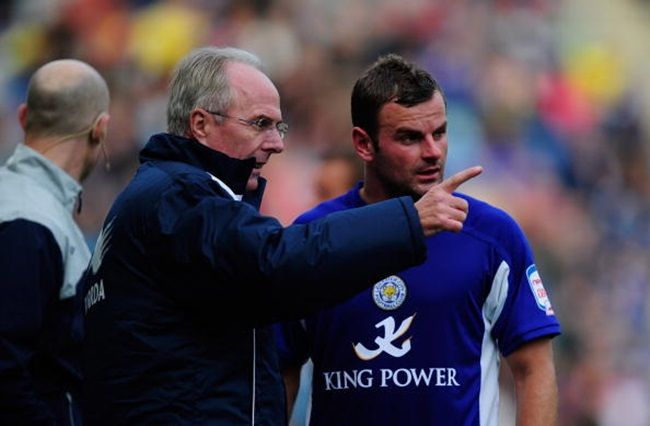 LEICESTER, ENGLAND - OCTOBER 16: Leicester City manager Sven-Goran Eriksson gives instructions to Richie Wellens during the npower Championship match between Leicester City and Hull City at Walkers Stadium on October 16, 2010 in Leicester, England. (Photo by Jamie McDonald/Getty Images)