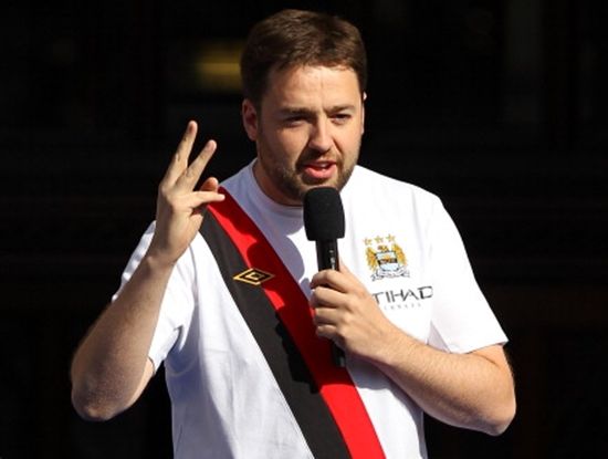 MANCHESTER, ENGLAND - MAY 14: Comedien Jason Manford talks to the Manchester City supporters outside Manchester Town Hall before the start of the victory parade around the streets of Manchester on May 14, 2012 in Manchester, England. (Photo by Alex Livesey/Getty Images)