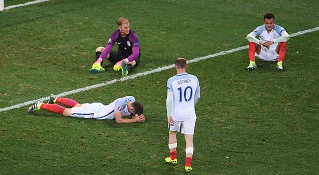 NICE, FRANCE - JUNE 27: Wayne Rooney (2nd R) of England walks to console Gary Cahill (1st L), Joe Hart (2nd L) and Dele Alli (1st R) of England show their dejection after their defeat in the UEFA EURO 2016 round of 16 match between England and Iceland at Allianz Riviera Stadium on June 27, 2016 in Nice, France. (Photo by Laurence Griffiths/Getty Images)