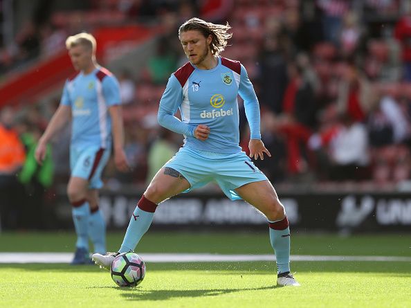 SOUTHAMPTON, ENGLAND - OCTOBER 16: Jeff Hendrick of Burnley warms up prior to the Premier League match between Southampton and Burnley at St Mary's Stadium on October 16, 2016 in Southampton, England. (Photo by Richard Heathcote/Getty Images)