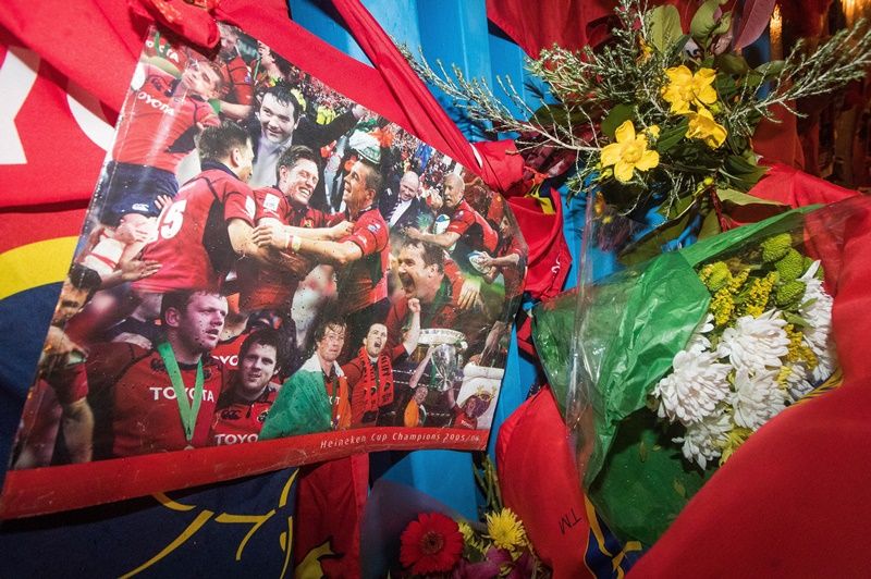 Munster Fans Pay Tribute to Anthony Foley, Thomond Park, Limerick 16/10/2016 Tributes are paid to Munster head coach Anthony Foley outside Thomond Park at the Shannon RFC clubhouse gate Mandatory Credit ©INPHO/Ryan Byrne