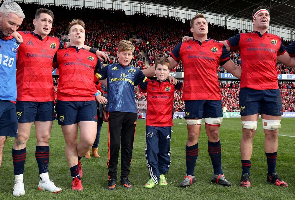 European Rugby Champions Cup Round 2, Thomond Park, Limerick 22/10/2016 Munster vs Glasgow Warriors Anthony Foley's children Tony and Dan with the Munster players Mandatory Credit ©INPHO/Dan Sheridan