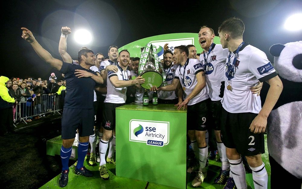 SSE Airtricity League Premier Division, Oriel Park, Dundalk 30/10/2015 Dundalk vs Bray Wanderers Dundalk players celebrate with the trophy Mandatory Credit ©INPHO/Donall Farmer